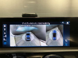 【全方位型モニター】クルマを上空から見下ろしているかのように、直感的に周囲の状況を把握できる全方位型モニター。狭い場所での駐車でも周囲が映像で確認できます。