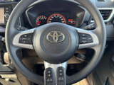手元に複数のスイッチがまとまり、運転姿勢を保ちながら各種機能を確認しやすい設計です。メーター類も視界に入りやすく、日常の運転をサポートします。