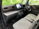明るい色合いのシートと落ち着いた内装色が心地よくまとまり、前席にはゆとりを感じる空間が広がります。前方の視界も開けており、乗車時の圧迫感を抑えた印象です。