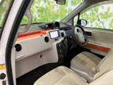 フロントガラスからの視界が広く、運転席まわりをすっきり見渡せる室内です。明るい色合いのシートと内装が開放感を添え、乗り込むたびに落ち着いて過ごせる空間です。