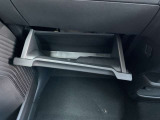 グローブボックスは奥行きがありたっぷり収納。お子様のお出かけグッズなどもストックしておけます。