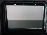 【ロールシェード】日差しや車外からの光が眩しいときにサッと引き出して使えるロール格納タイプのサンシェードを装備。後席に乗ったお子様がウトウトしだした時など、是非ご活用ください。