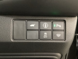 Hondaセンシング用の、VSA(ABS+TCS+横滑り抑制)解除と路外逸脱抑制機能のオンオフスイッチなどはハンドルの右側に装備しています。