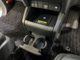 置くだけでワイヤレスで充電可能です。ドリンクホルダーもついています。