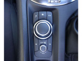ブラインド操作を前提とした手元配置を採用し、運転姿勢を崩さずナビや音響の操作が行えます。走行時の視線移動を抑えて前方への集中を促し、タイトなキャビン内での実用性を確保しやすい設計です。