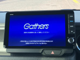 大きな画面と側面のボタン、ダイヤルを備え、ナビやオーディオの選択を画面上で確認しながら行えます。手元で音量を調整でき、日常の操作にも便利です。