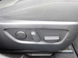 細やかな位置調整が可能な運転席電動シート。腰を支えるランバーサポートや、2名分のポジションを記憶できるシートメモリー機能も装備。マツダがこだわる「人馬一体」の快適なドライブをサポートします。