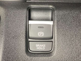 セレクトレバーの右に電子制御パーキングブレーキがあります。スイッチひとつで、停車した地点の傾斜などをシステムが検知・判断してブレーキ力を自動的に制御し、しっかり停車できるパーキングシステムです。