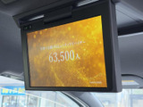 天井に設置されたモニターで、画面表示を確認しやすい装備です。車内での案内表示などを映す用途にも活用でき、必要な情報を画面上で確認できます。