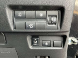 ハンズフリーオートスライドドア〈片側〉(挟み込み防止機構付)は運転席からも開閉可能。また、荷物やお子さまの抱っこで両手がふさがっていても、片足を振り入れるだけでスライドドアが開閉できます。