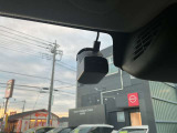 最近では付いてる車も多くなってきました。中古車ではまだまだ付いていればラッキーなドライブレコーダーです♪