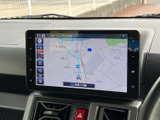 画面上で周辺道路や現在地を確認でき、初めて向かう場所へのルート確認にも便利です。目的地までの道筋を把握しやすく、日常のお出かけから遠出まで幅広く活用いただけます。