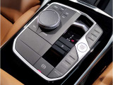 運転中にもオーディオの音量やFMの切り替えなどステアリングでの操作で切り替え可能なため、ステアリングから手を放す必要がない為、運転中でも操作が簡単でございます。