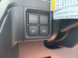 【シートヒーター】座席の内蔵ヒーターで身体を直接温める機能。エアコンより早く温まり、冬の車内でも即座に快適です。エンジンの温まりを待たずに済むため、寒い朝の始動直後に重宝される必須の快適装備です。