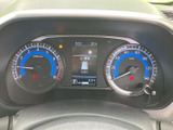 速度やエンジン回転数などの計器に加え、中央の表示部で車両情報も確認できます。必要な情報が視線の先にまとまり、運転時の状況把握をサポートします。