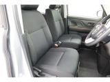 運転席・助手席まわりです。ゆったりと座って頂けるシートで快適です。
