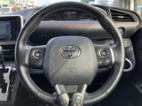 ステアリングには複数のスイッチが配置され、手元で車内装備を操作できる構成です。メーターを見ながら扱いやすい位置にまとまっており、運転中の視線移動を抑えたい方にも便利にお使いいただけます。