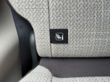 リアシートにはチャイルドシート固定用のISO FIX対応取り付け装置を左右2ヵ所装備しています