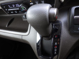 インパネシフトだから視線の移動も少なく足元もスッキリ♪運転席もゆったりしているのでゆとりを持ってドライブできますね!