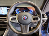 【ハンドル】ドライバーとBMW車の一体感がダイレクトに伝わるステアリングホイール。形状・太さへの拘りに加えて、操作性を高める為にスイッチ類も配置。クイックかつ安定のドライビングを体感下さい!