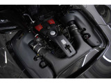 3.9L V型8気筒ツインターボエンジンをミッドシップに搭載し、ターボならではの力強い加速性能と、アクセル操作に対する鋭いレスポンスを兼ね備え、スポーツドライビングの醍醐味をご堪能いただけます。