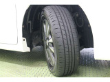 タイヤサイズ 195/65R15。スポーティでスタイリッシュなデザインの純正アルミホイールを装着しています。