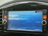 画面いっぱいに映像を表示でき、停車中のひとときにテレビ番組などを視聴できます。時刻も画面内で確認でき、休憩時に映像を楽しみたい方にも便利な装備です。