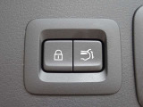 スイッチひとつでリアゲートの開閉が可能なパワーリフトゲートを装備!荷物で手が塞がっている時や小柄な方でも力を使わずスムーズに開閉できます。日常のお買い物から旅行まで利便性を高める快適な装備です。