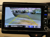 後方確認はお任せ! リアカメラ装備でバック駐車をサポートします。