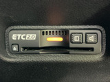 ETC2.0車載器を搭載し、対応する料金所ではETCを利用して通過できます。カードの挿入口やランプ、音量に関するボタンが並び、利用状況を確認しやすい装備です。