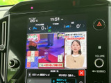 停車中にはテレビ番組を画面で視聴でき、休憩時間を過ごす際にも活用できます。画面には番組映像とチャンネル情報が表示され、選局状況も把握しやすい仕様です。