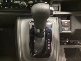 CVT車のセレクトレバーです。低速から高速まで、変速ショックのないスムーズな走りと、エンジン効率のよい領域を維持して燃費にも貢献します。サイドブレーキはスイッチ操作の電子制御パーキングブレーキです。