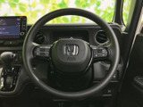 手になじみやすい円形のハンドルに、左右それぞれ操作ボタンを配置。運転姿勢のまま必要な機能へアクセスしやすく、視線移動を抑えながら使える点も便利です。