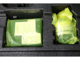 パンク修理キットを装備しています。最近は未使用のままで廃棄となるスペアタイヤが多いので、エコの観点からパンク修理キット付が増えています。軽量化によって燃費の向上にも一役かっているそうです。