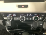 【左右独立オートエアコン】左右席で独立温度コントロールが可能です。運転席はキンキンに冷やして助手席はマイルドにと言った設定が可能です☆暑さ寒さでケンカすることもなくなりますね♪