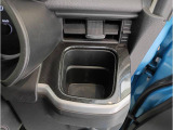 運転席側掘り込み式インパネカップホルダー