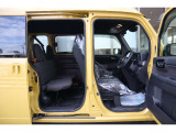 【両側スライドドア】ドアの開閉スペース不要!狭い駐車場でも安心して乗り降りすることができます!