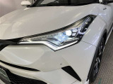 【LEDヘッドライト】白く照らされるのが特徴です。明るいだけでなく、周囲からの認知されやすく歩行者や死角にいる方へアピール効果、安全性が飛躍的に向上します!