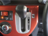 無段変速機(CVT)を搭載。有段変速機に存在する「変速ショック」が無いので、スムーズなアクセル操作が可能です♪