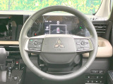 インテリアに合わせたデザインのステアリングは、運転される方のことも考え、運転しやすい形状、大きさです。是非一度、実際に触ってお確かめください。