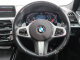 BMWのステアリングのリムは、一般的なものより少し太めにデザインされています。 これはタイヤやステアリングシャフトなどを介して伝わる路面からの入力を、しっかりと把握するためです。