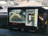 パノラミックビューモニター装備。 車両を上から見たような映像をディスプレイオーディオ画面に表示。 運転席からの目視だけでは見にくい、車両周辺の状況をリアルタイムでしっかり確認できます。