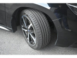 タイヤサイズは225/45R18です。