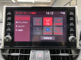 AMやFM、USB、Bluetoothなど複数のオーディオソースを選択できる画面です。使いたい音源を画面上で選びやすく、日々の移動中も好みに合わせて活用できます。
