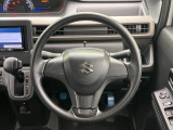 インテリアに合わせたデザインのステアリングは、運転される方のことも考え、運転しやすい形状、大きさです。是非一度、実際に触ってお確かめください。