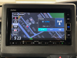 ドライバーを包み込むように、ディスプレーやスイッチ、コンソールを配置。座った瞬間から運転への期待が!空間そのものの心地よさにこだわっています。