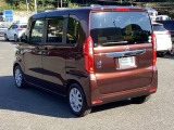 リアはプライバシーガラス付です。見た目もかっこいいですよね。また、太陽光を防ぐので冷房の効きを良くする効果もあるんです。エアコンを控えめにすれば燃費向上も見込めますよ。