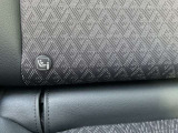 シートベルトを使わずチャイルドシートとクルマの固定金具を連結するだけのカンタンでガッチリ固定できるISOFIXがございます!