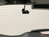 後方にもドライブレコーダーのカメラが付いています。前後両方でお車の周りを監視・記録いたします。