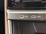 こちらのクルマはUSB接続コネクタも装備されています♪スマホの充電などにお使い下さい。ご旅行中での充電切れも、これなら心配いりませんね!